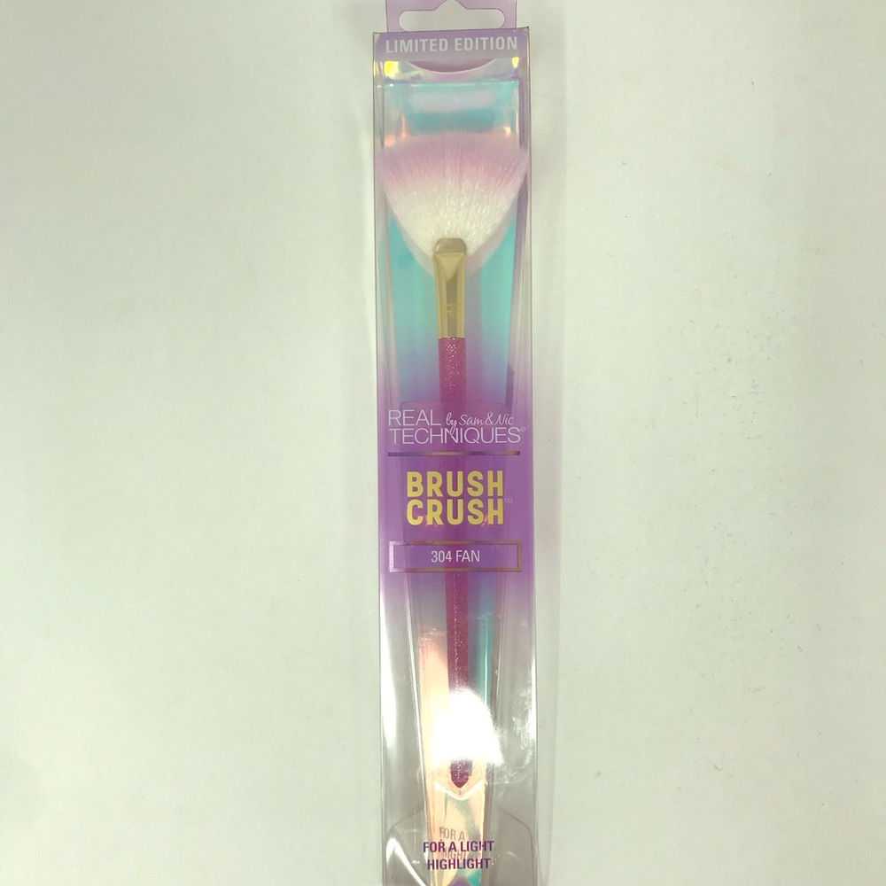 REAL TECHNIQUES Brush Crush 304 Fan Highlight LTD